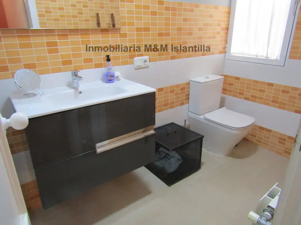 Baño de Casa adosada en venta en Islantilla con Jardín privado, Terraza y Amueblado