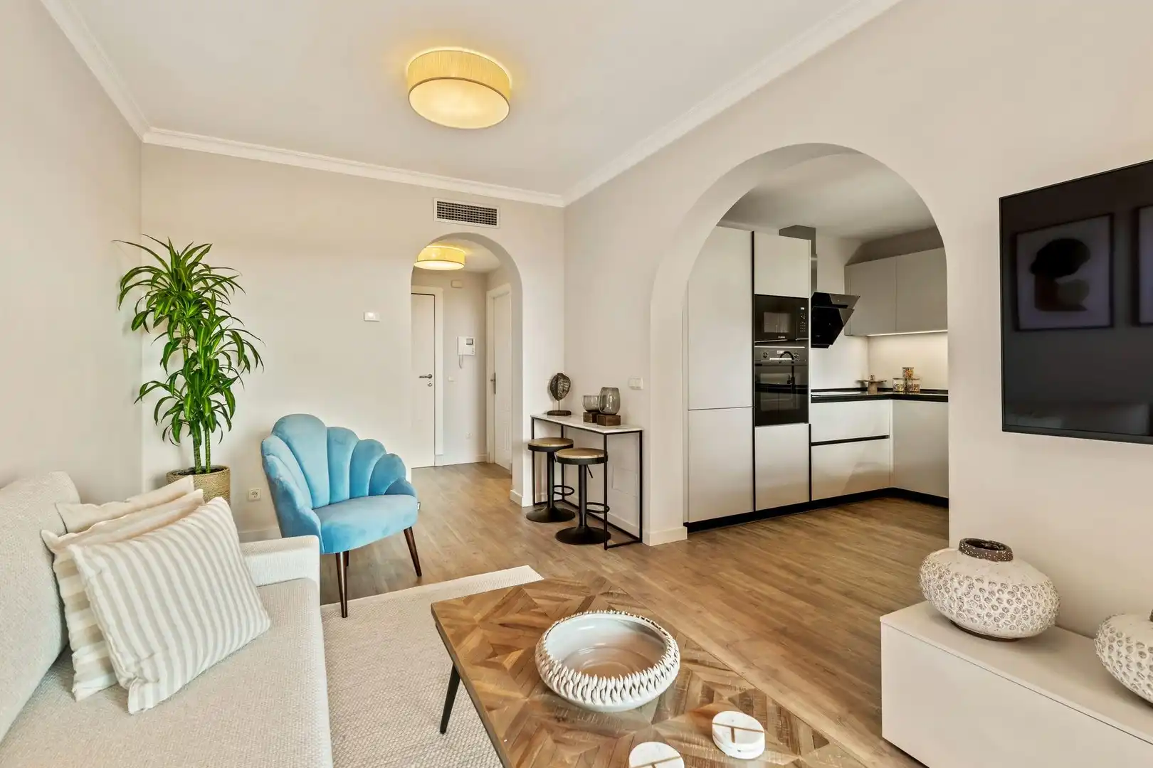 Sala d'estar de Apartament en venda en Benahavís amb Piscina comunitària