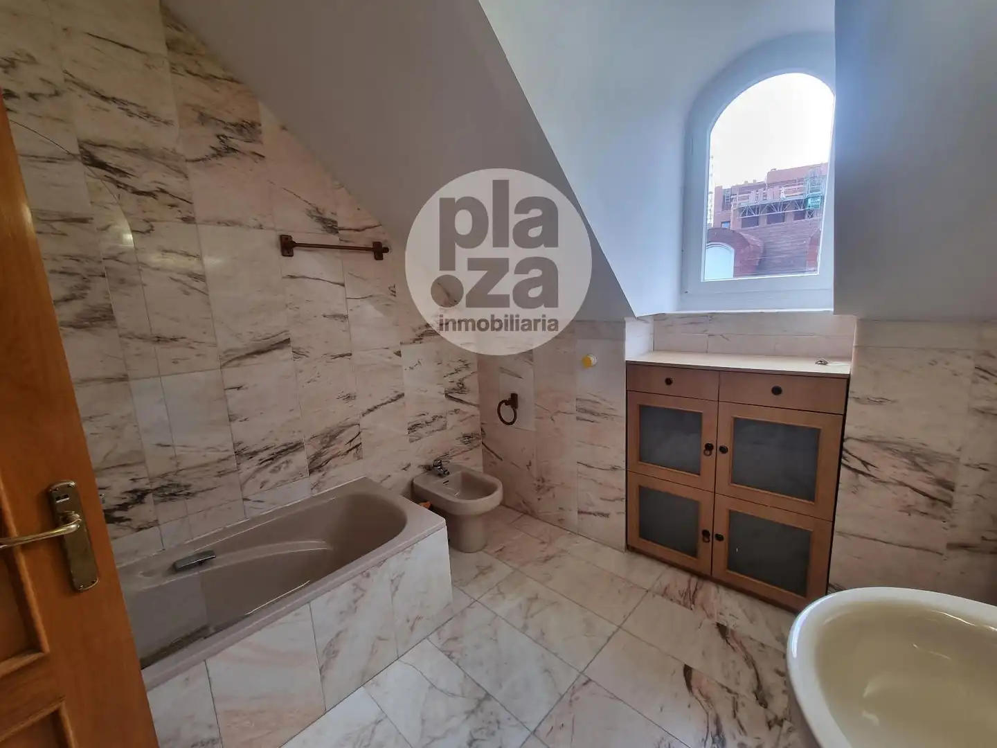 Baño de Ático de alquiler en Burgos con Calefacción, Terraza y Trastero