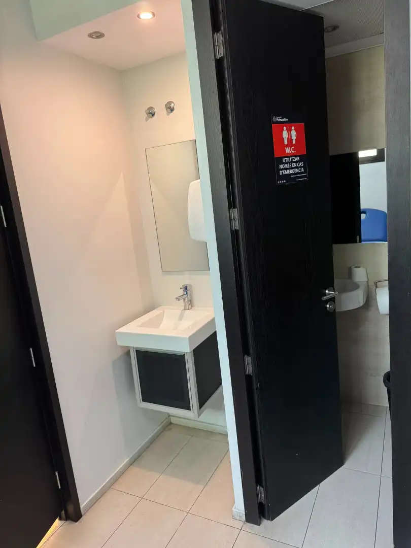 Badezimmer von Geschaftsraum zur Miete in Barcelona mit Klimaanlage, Heizung und Alarm
