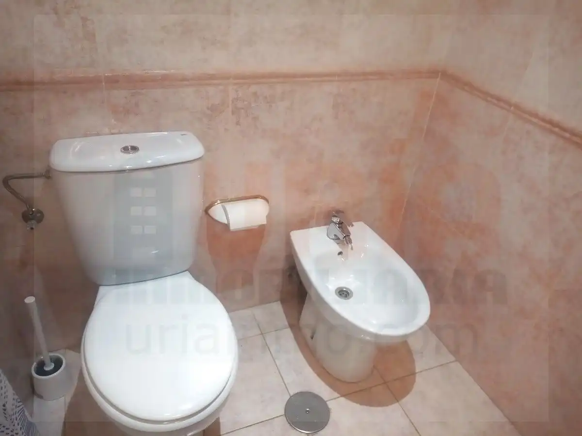 Bany de Apartament de lloguer en Oviedo  amb Calefacció, Parquet i Moblat