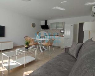 Sala d'estar de Apartament de lloguer en Roquetas de Mar amb Aire condicionat