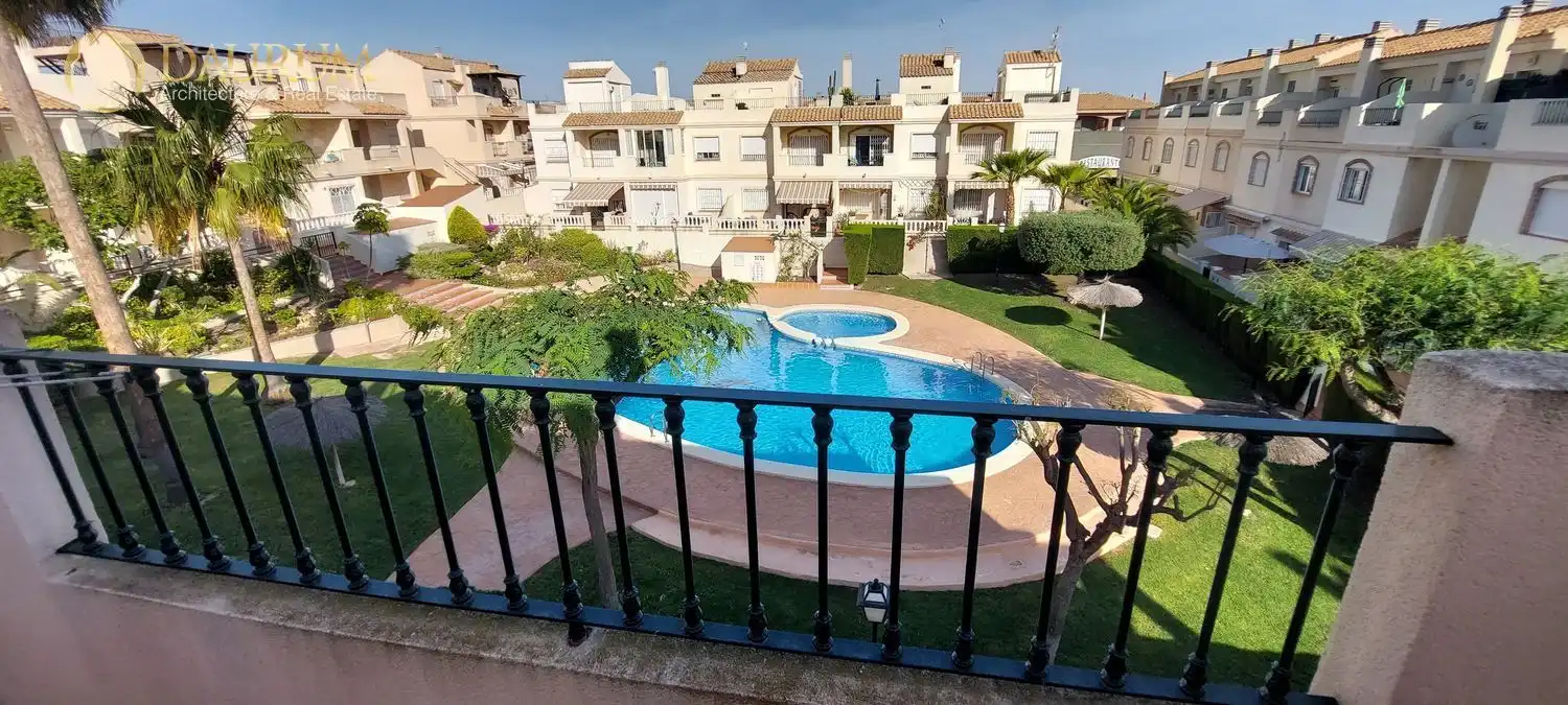 Außenansicht von Einfamilien-Reihenhaus zum Verkauf in Santa Pola mit Klimaanlage, Heizung und Terrasse