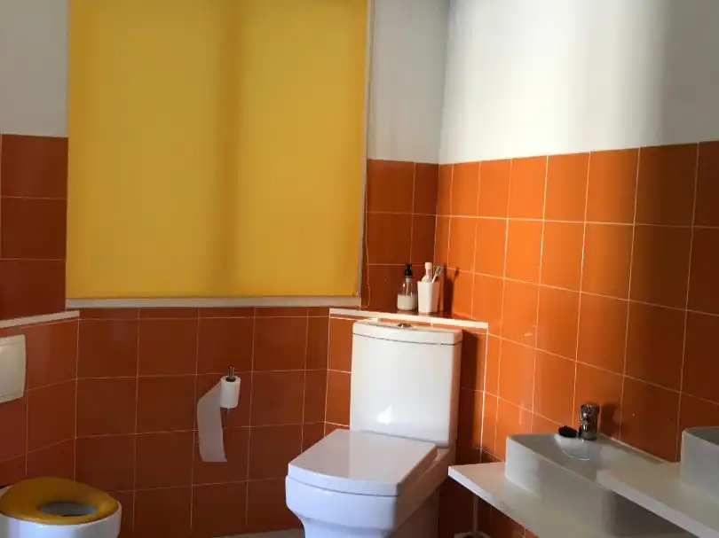 Badezimmer von Geschaftsraum zur Miete in Vilagarcía de Arousa mit Klimaanlage, Heizung und Parkett