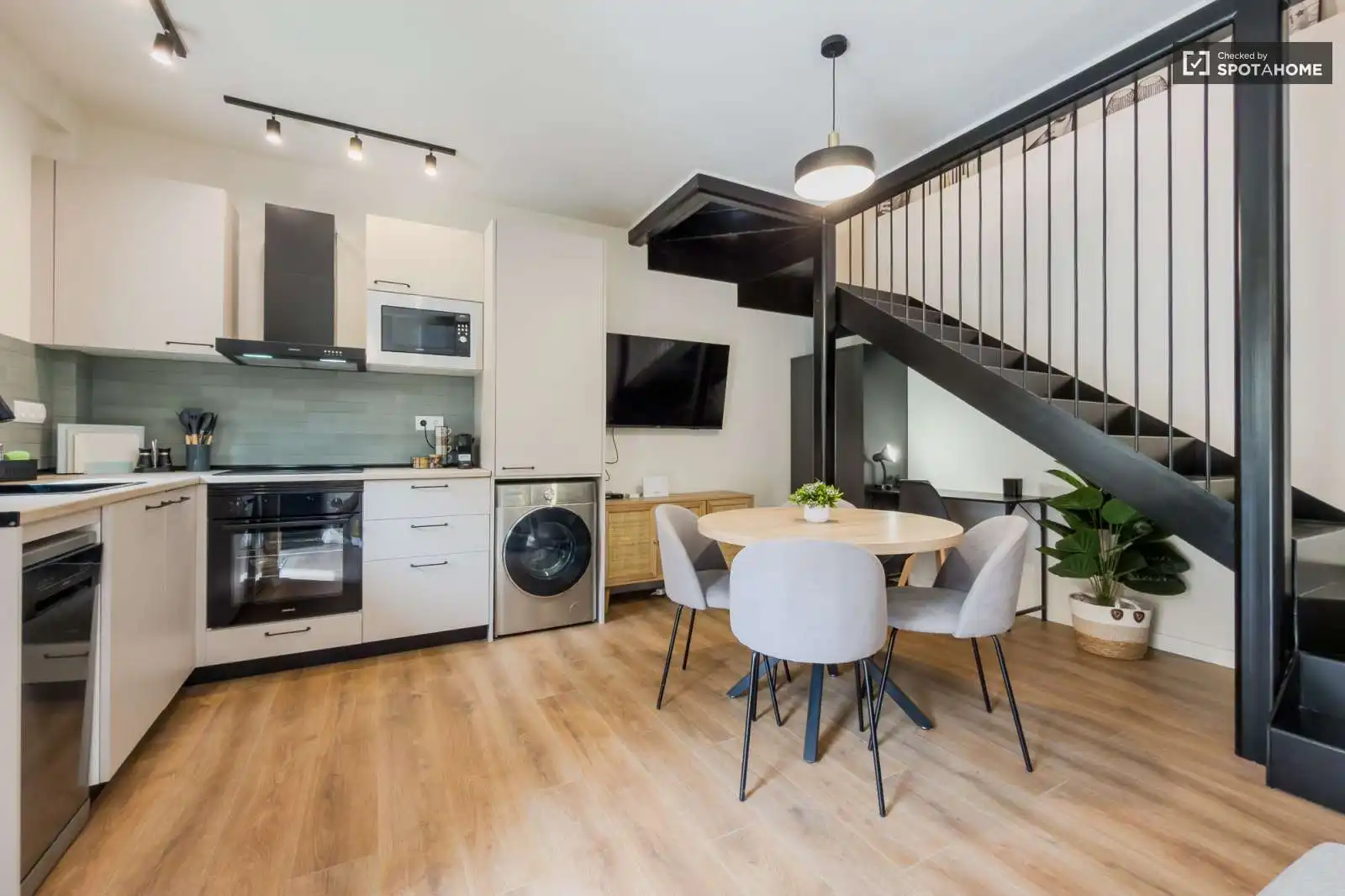 Cuina de Apartament per a compartir en L'Hospitalet de Llobregat amb Aire condicionat, Terrassa i Moblat