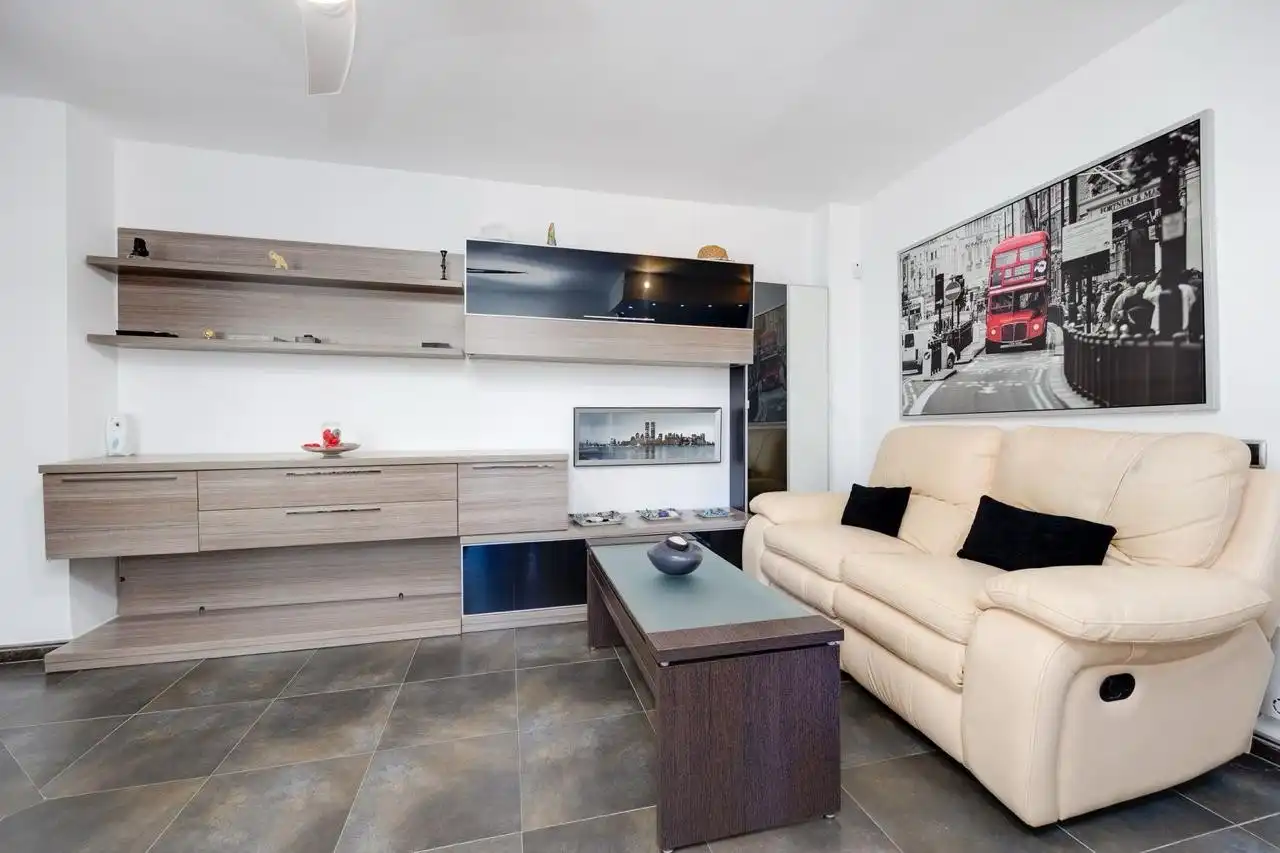 Sala de estar de Apartamento de alquiler en Torrevieja con Amueblado, Lavadora y Microondas