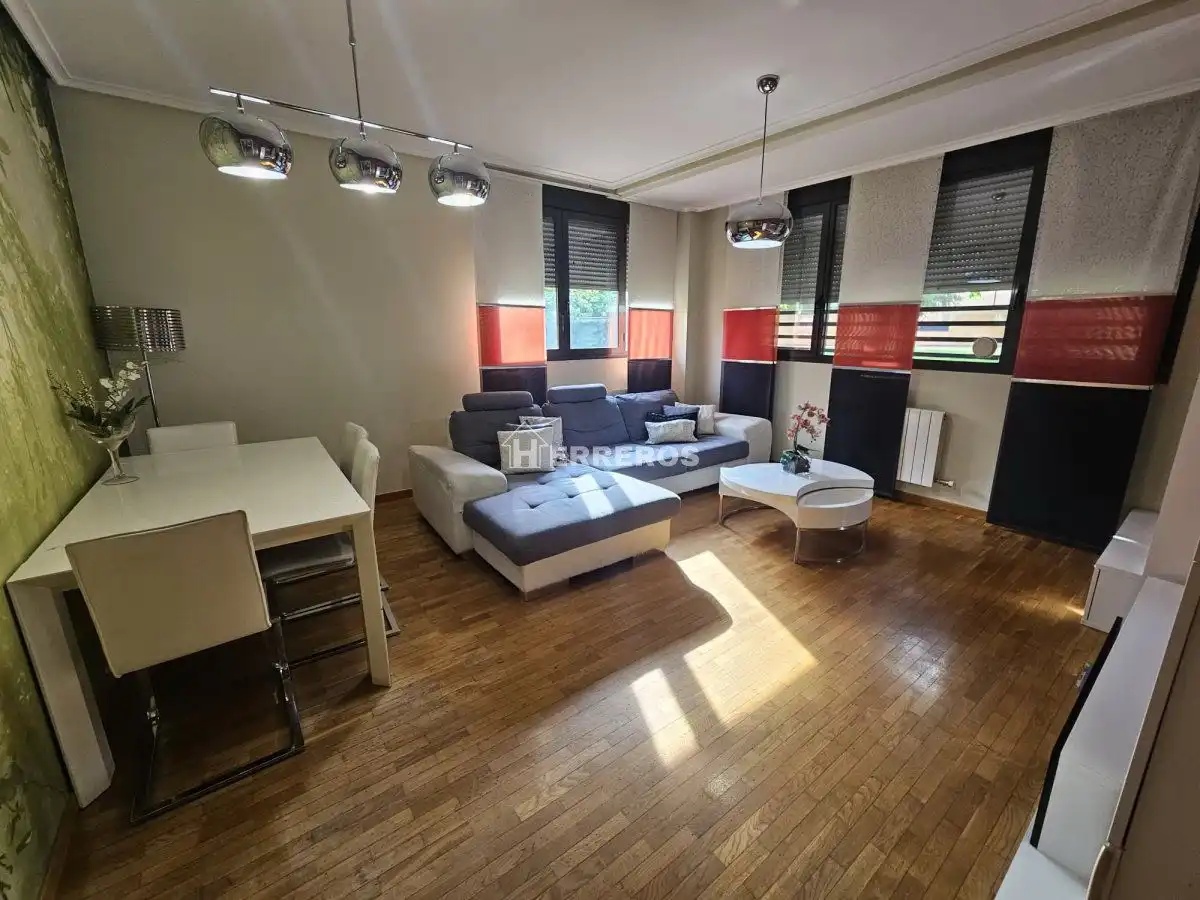 Sala de estar de Planta baja en venta en  Logroño con Calefacción, Parquet y Trastero