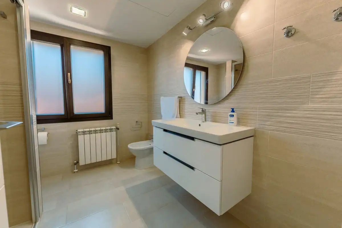 Bany de Casa o xalet en venda en Marbella amb Aire condicionat, Terrassa i Traster