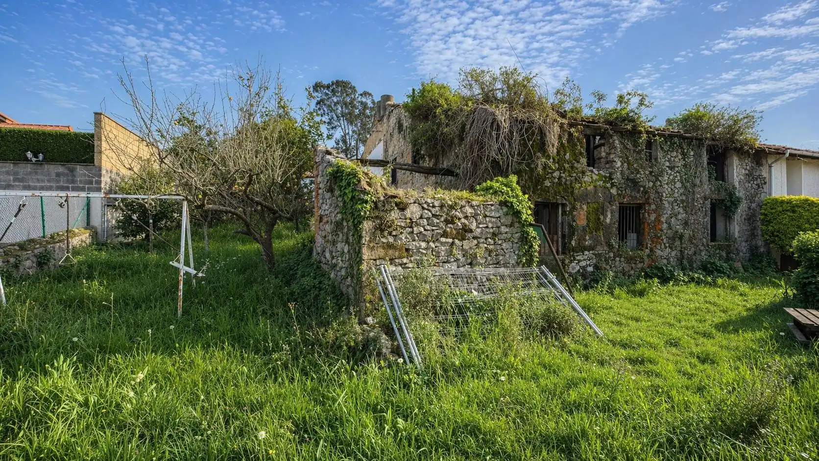 Vista exterior de Casa o xalet en venda en Alfoz de Lloredo amb Jardí privat