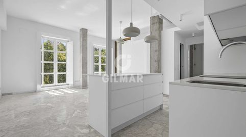 Se presenta este exclusivo áticodúplex en pleno Centro de Sevilla, una vivienda única que combina diseño, luminosidad y una magníf