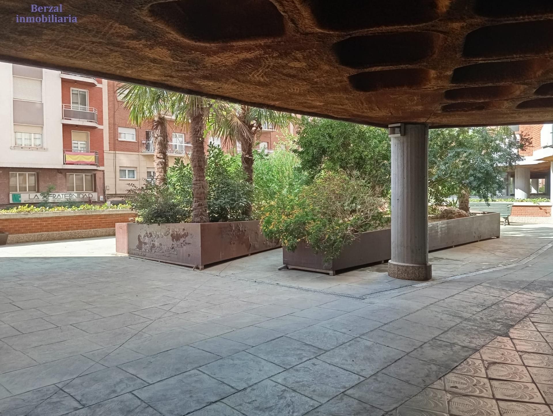 Terrassa de Local de lloguer en  Logroño