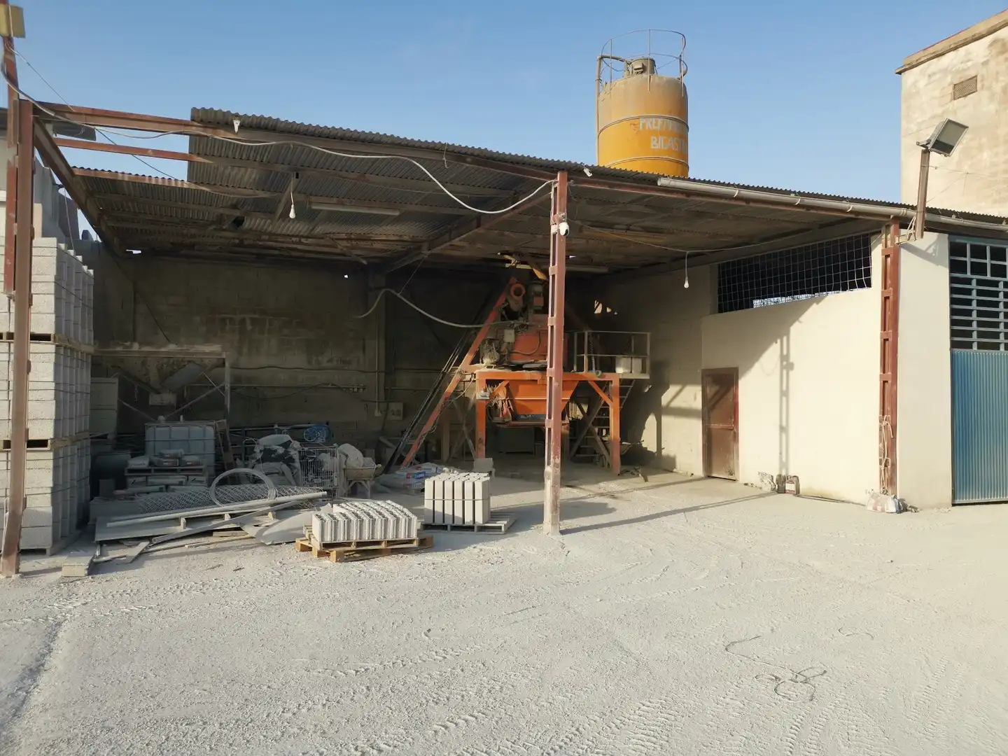 Vista exterior de Nave industrial en venta en Bigastro con Alarma