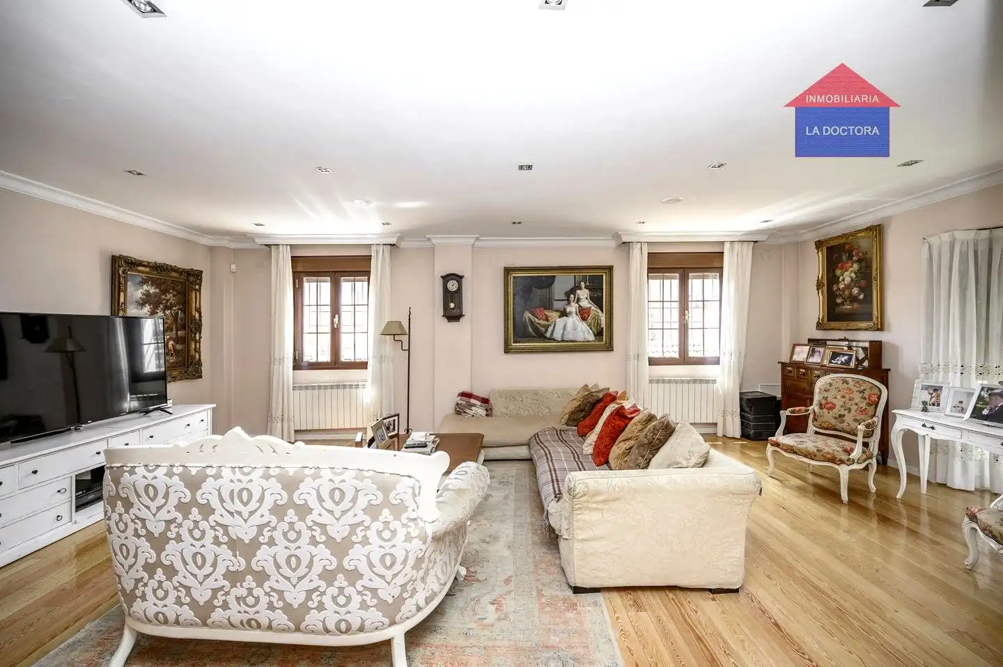 Sala d'estar de Casa adosada en venda en Navalcarnero amb Aire condicionat, Calefacció i Jardí privat