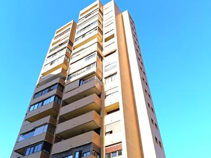 Vista exterior de Pis en venda en Benidorm amb Aire condicionat, Moblat i Forn