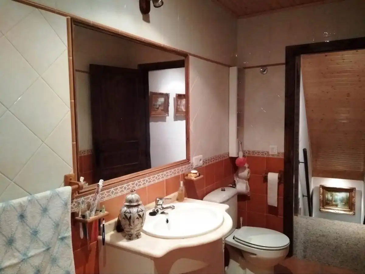Badezimmer von Country house zum Verkauf in Oencia mit Terrasse, Abstellraum und Möbliert