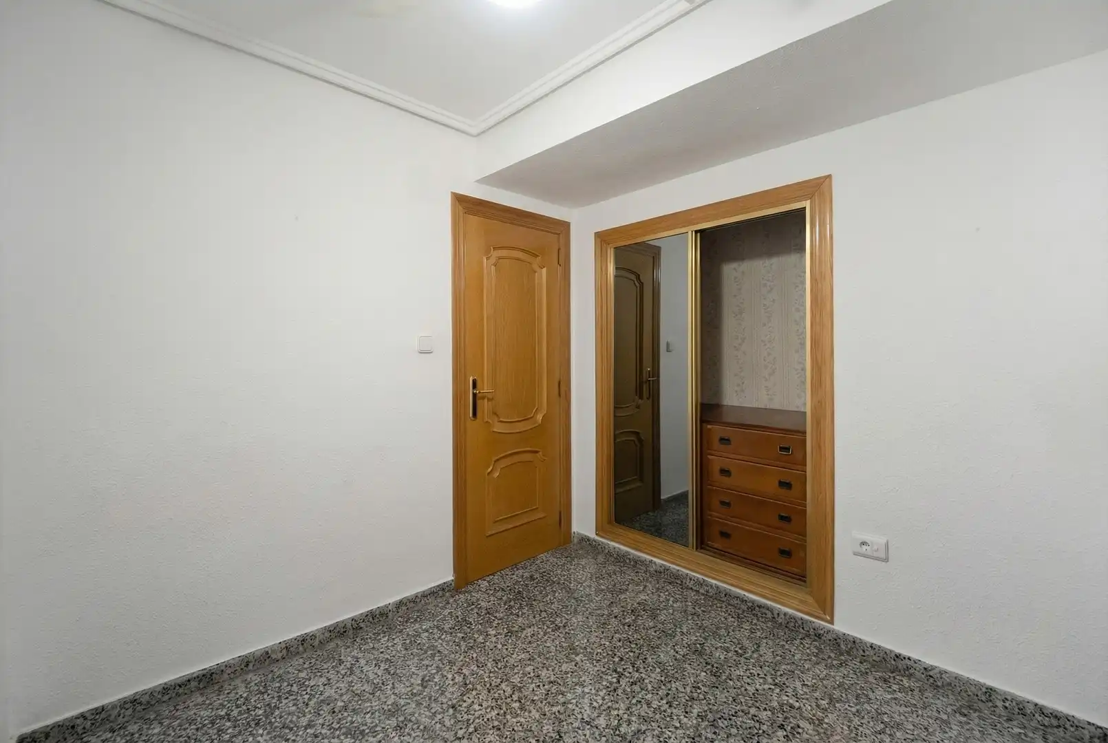 Wohnung zum Verkauf in Valencia mit Klimaanlage, Privatgarten und Abstellraum
