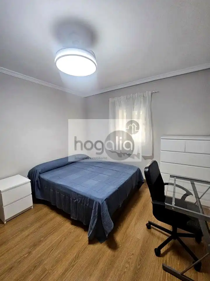 Bedroom of Flat for rent in Sevilla  with Air Conditioner, Terrace and Furnished