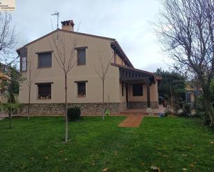 Vista exterior de Casa adosada en venda en Palazuelos de Eresma amb Calefacció, Jardí privat i Alarma