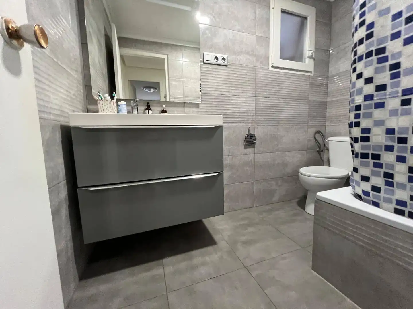 Baño de Piso en venta en Elche / Elx con Balcón