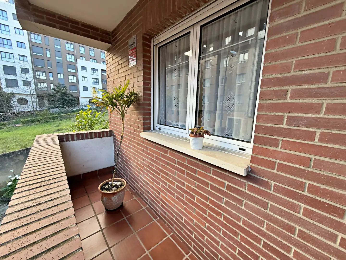 Terrassa de Casa o xalet en venda en Oviedo  amb Calefacció, Jardí privat i Parquet