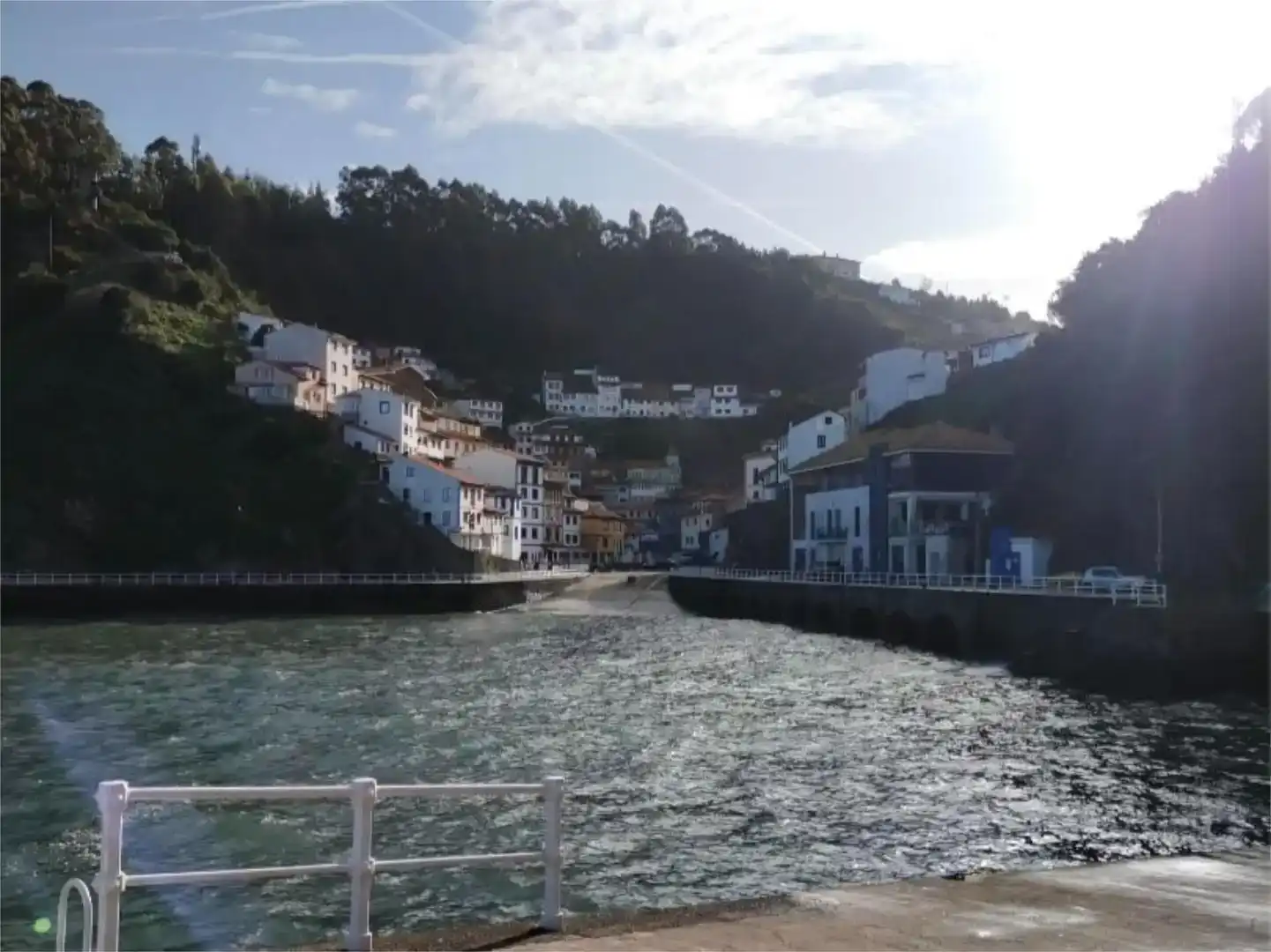 Vista exterior de Pis en venda en Cudillero amb Parquet, Traster i Moblat