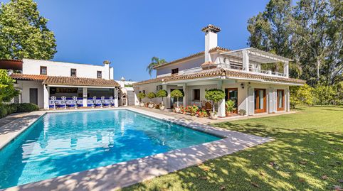 Villa orientada al sur en Cancelada con 5 dormitorios, 698 m construidos, parcela de 1.983 m, piscina, jardines y garaje privados,, image 4