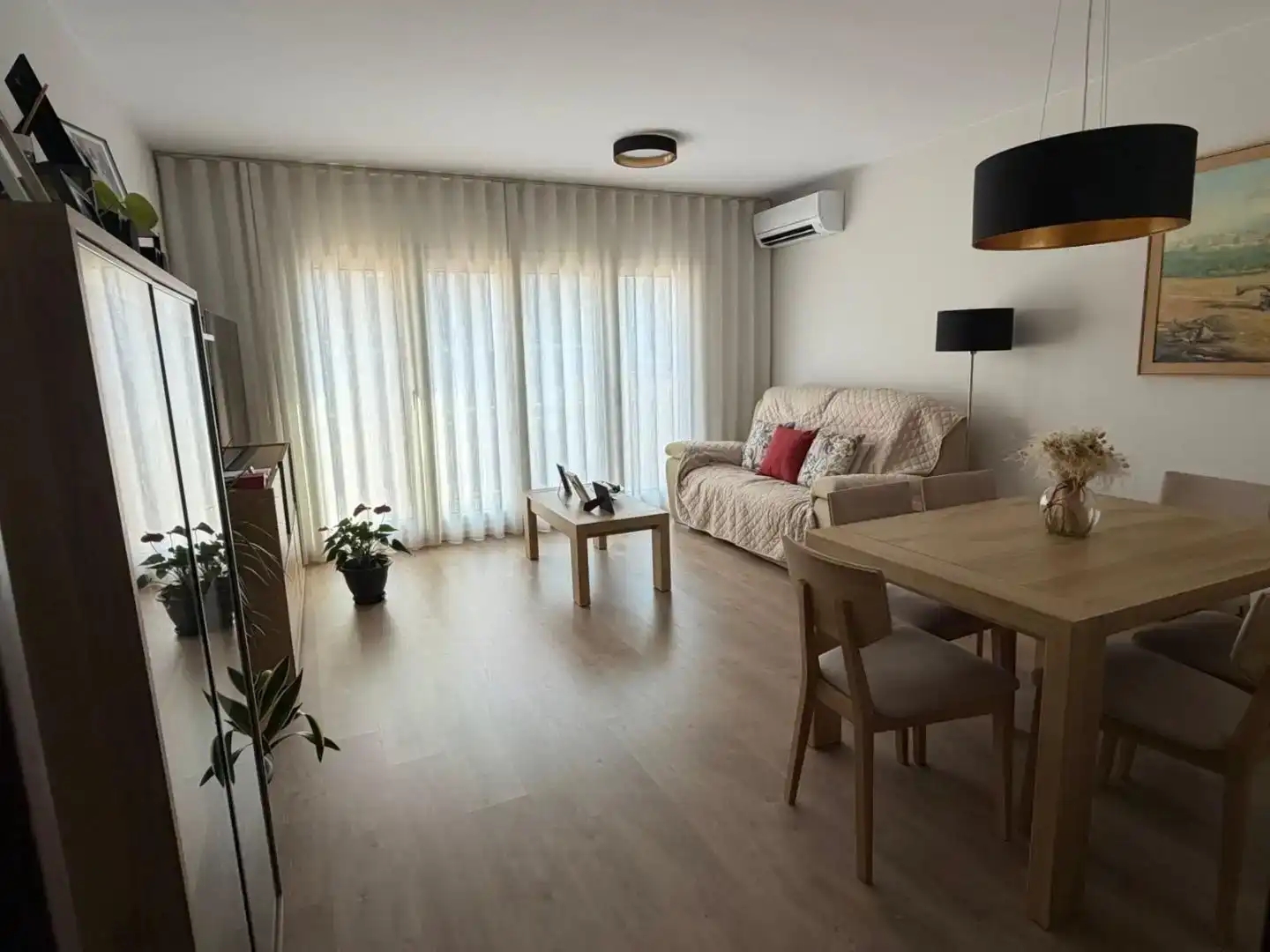 Sala d'estar de Casa adosada en venda en Cassà de la Selva amb Aire condicionat i Terrassa