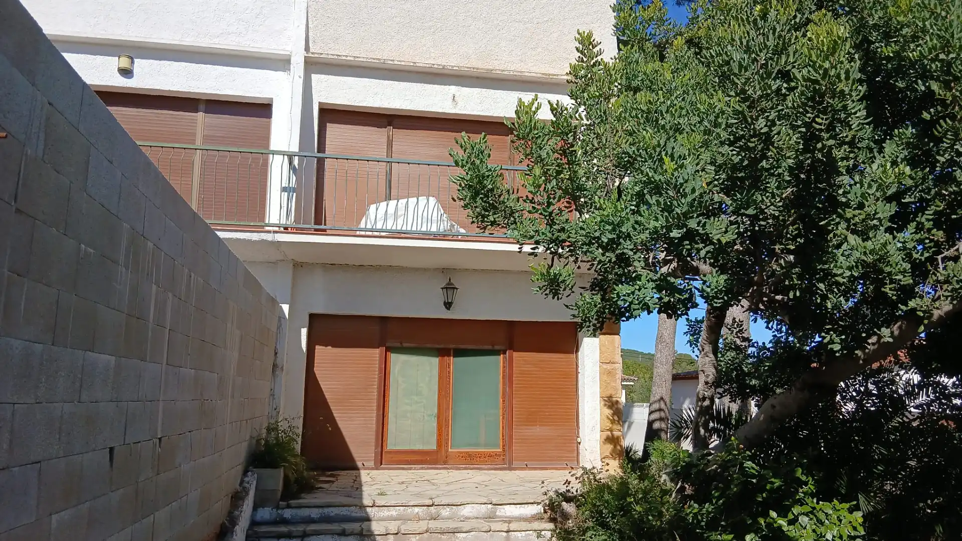 Vista exterior de Casa adosada en venda en Roda de Berà amb Jardí privat i Terrassa