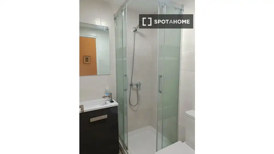 Bathroom of Flat for rent in Valencia  with Air Conditioner, Heating and Furnished
