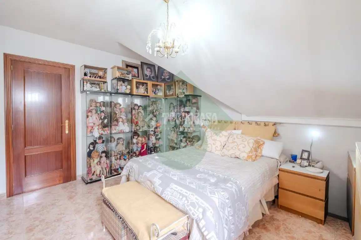 Habitación de Casa adosada en venta en Serranillos del Valle con Calefacción y Jardín privado