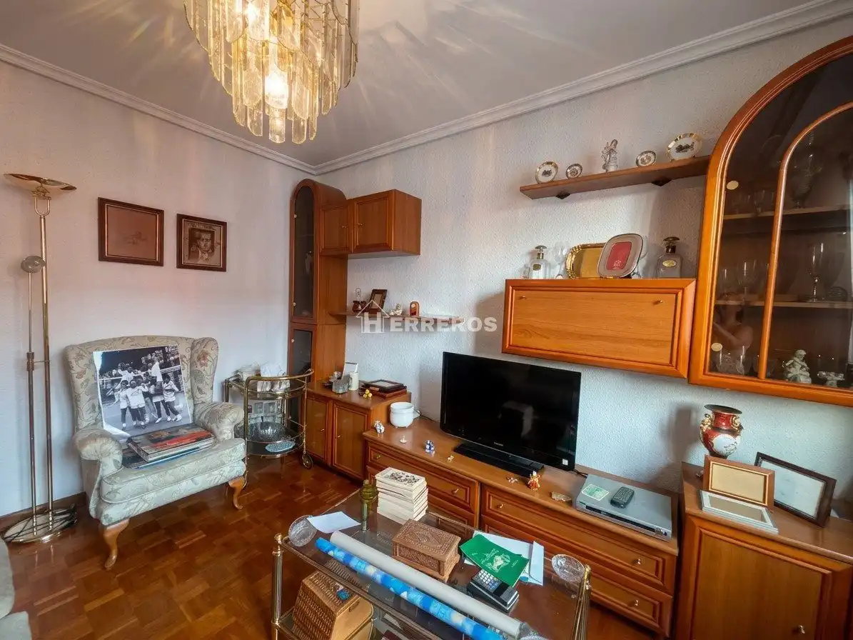 Sala de estar de Piso en venta en  Logroño con Calefacción, Parquet y Trastero