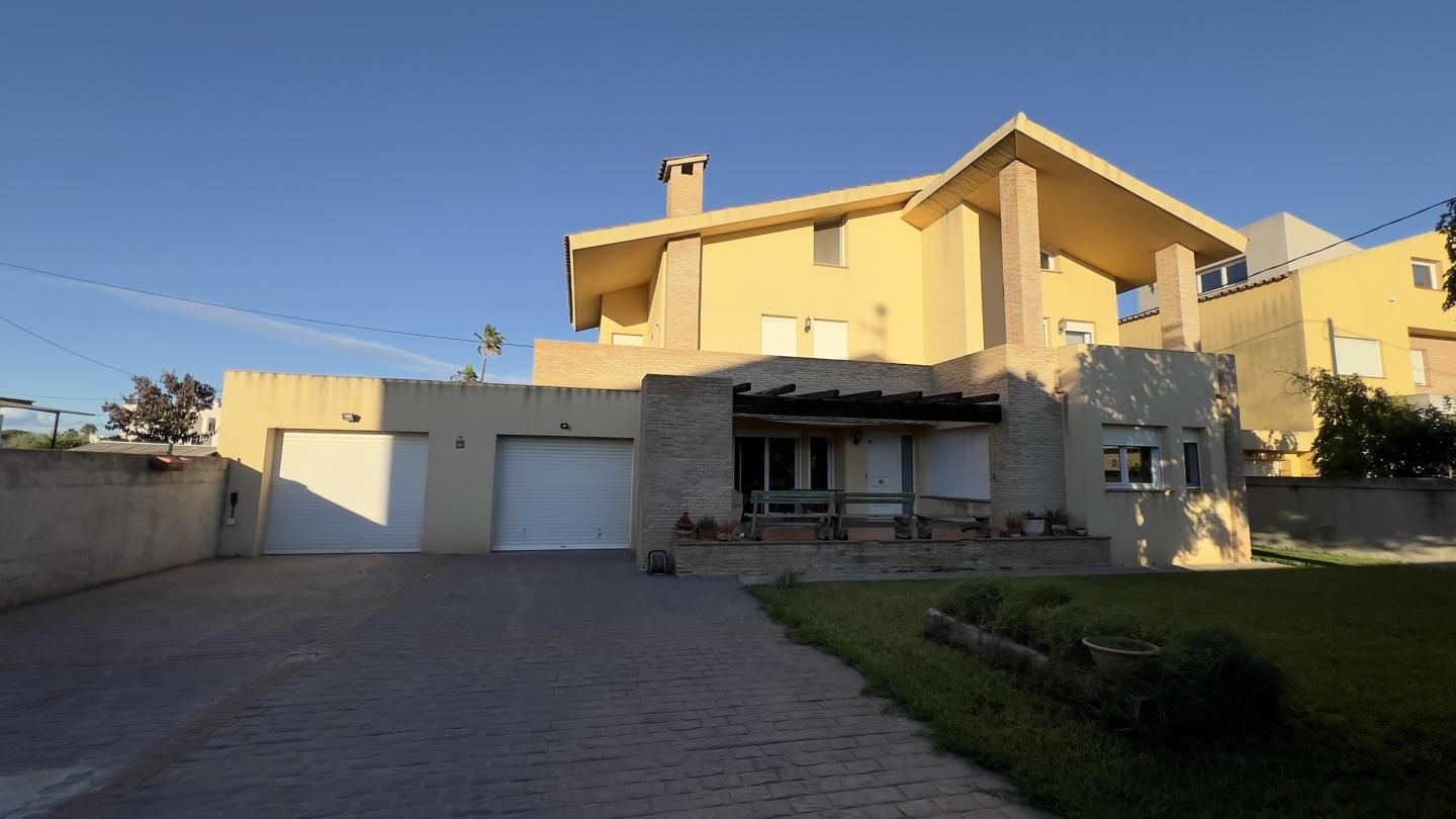 Vista exterior de Casa o xalet en venda en Benicarló amb Aire condicionat, Calefacció i Jardí privat