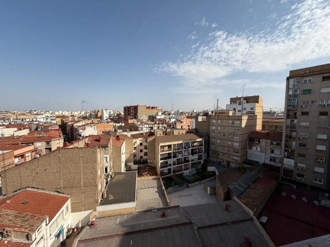 Vista exterior de Piso en venta en Zaragoza con Calefacción, Parquet y Terraza