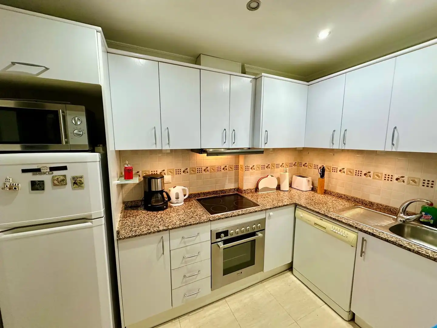 Cocina de Apartamento de alquiler en Daya Nueva con Aire acondicionado, Piscina y Amueblado