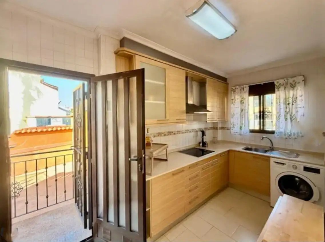 Cuina de Casa o xalet de lloguer en Torrevieja amb Aire condicionat, Jardí privat i Piscina comunitària