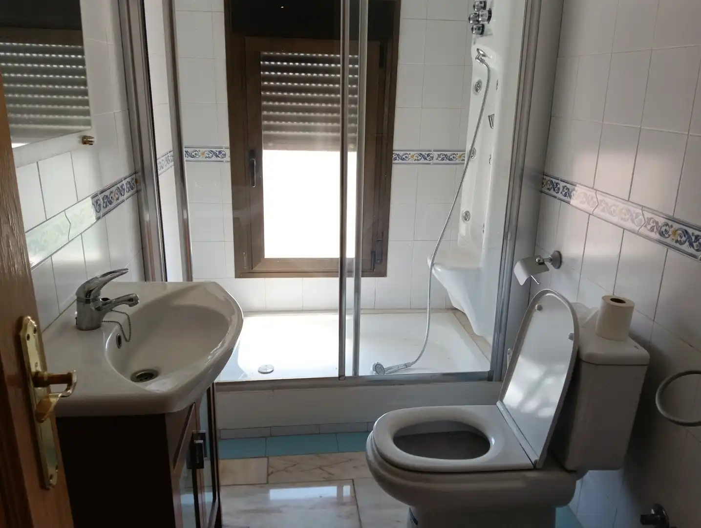 Bany de Casa o xalet en venda en Casarrubios del Monte amb Aire condicionat, Calefacció i Jardí privat