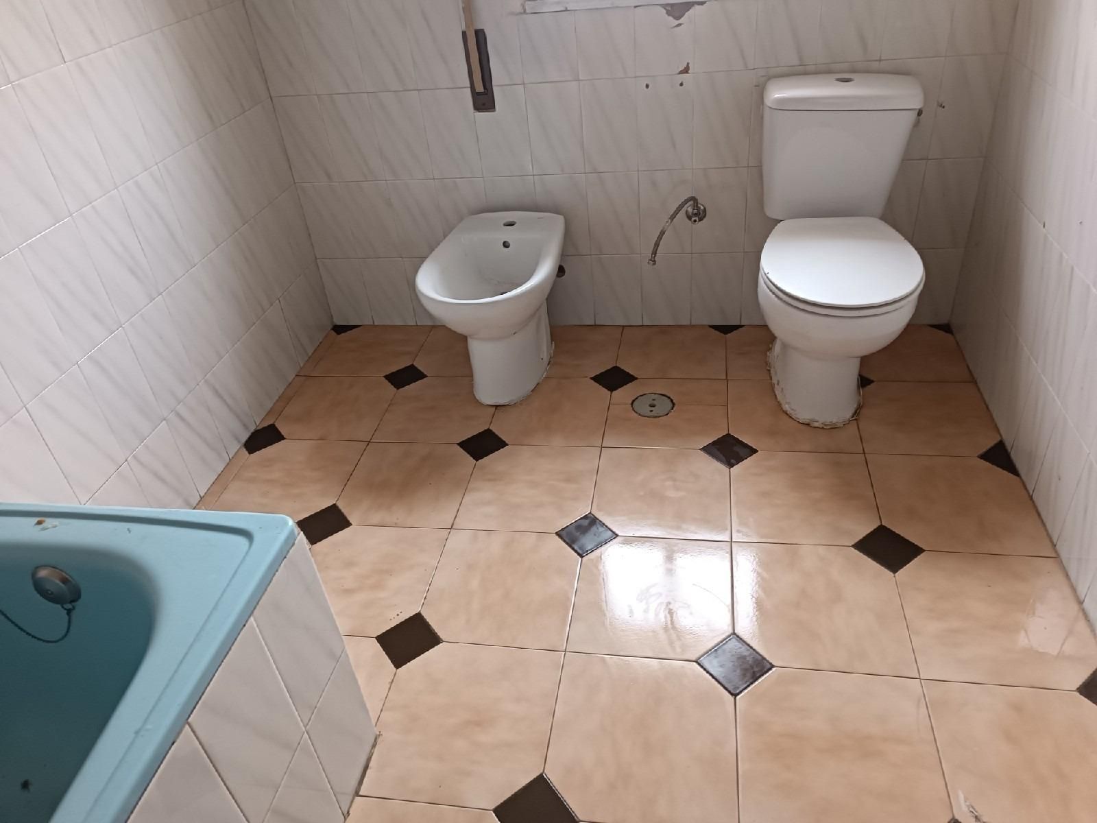 Bany de Casa o xalet en venda en Yuncler amb Jardí privat i Piscina comunitària