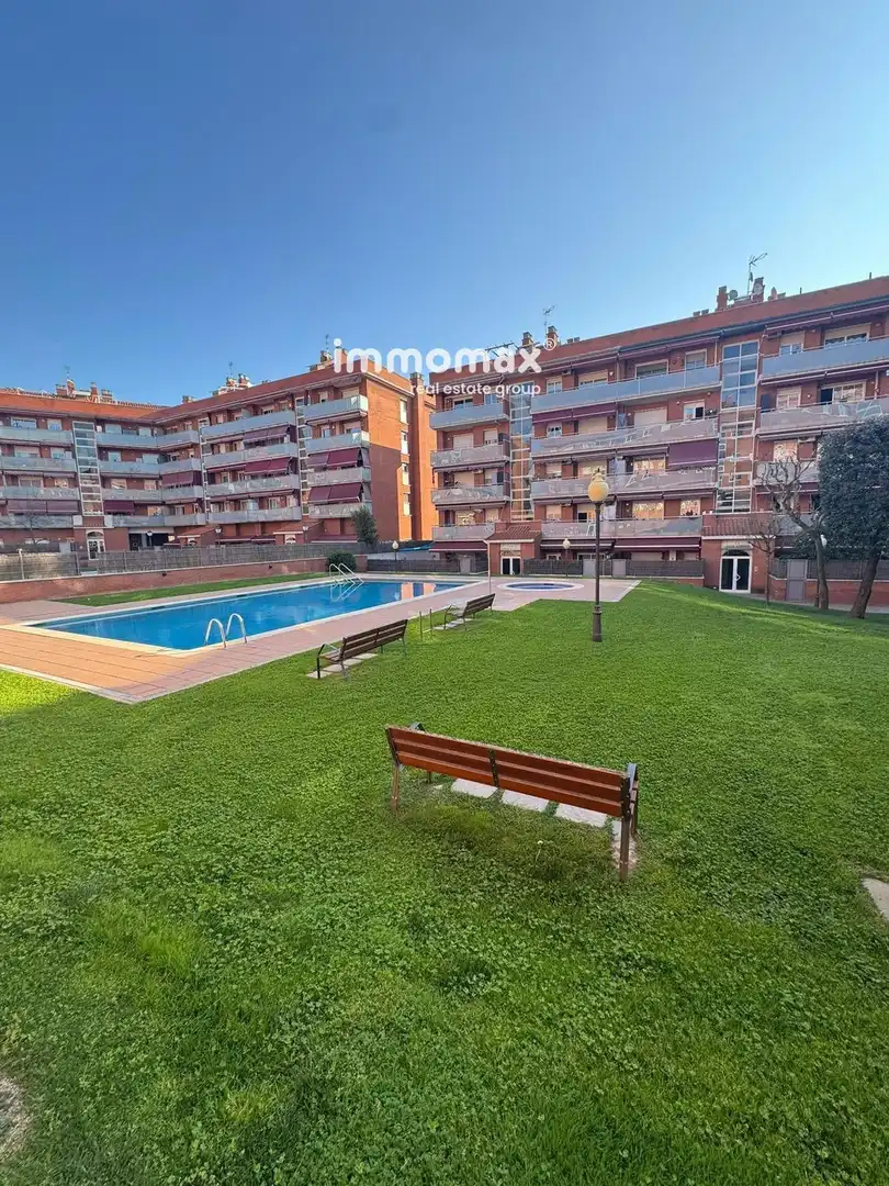 Vista exterior de Piso en venta en Ripollet con Aire acondicionado, Calefacción y Terraza
