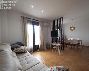 Sala d'estar de Casa adosada en venda en Socuéllamos amb Aire condicionat i Balcó