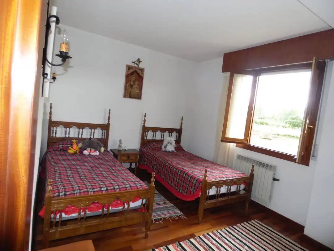 Habitación de Casa o chalet en venta en Villarcayo de Merindad de Castilla la Vieja con Calefacción, Terraza y Piscina