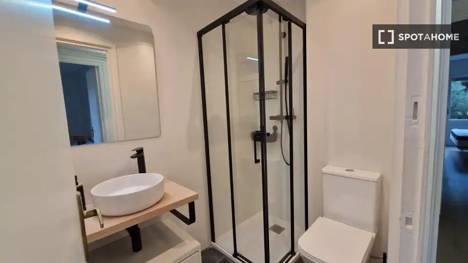 Bany de Apartament per a compartir en Gavà amb Aire condicionat, Terrassa i Moblat