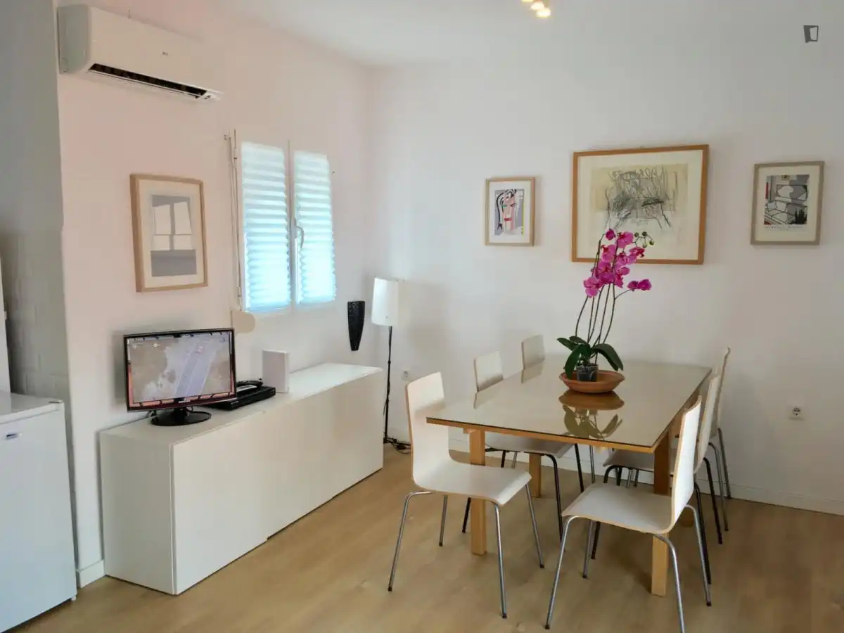 Room in Triana Este