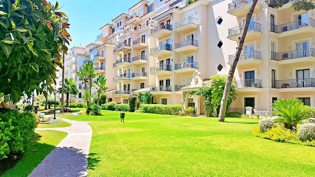 Vista exterior de Estudi en venda en Marbella amb Aire condicionat, Jardí privat i Terrassa