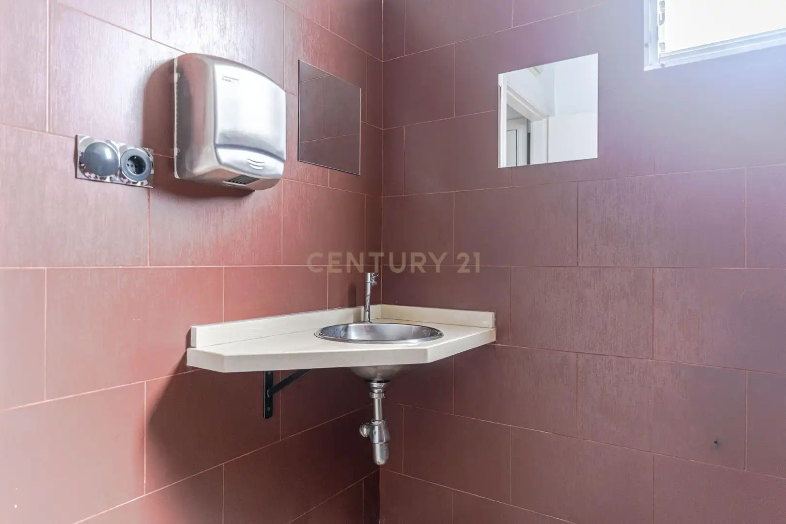 Bathroom of Commercial properties for rent in Íllora  with Air Conditioner
