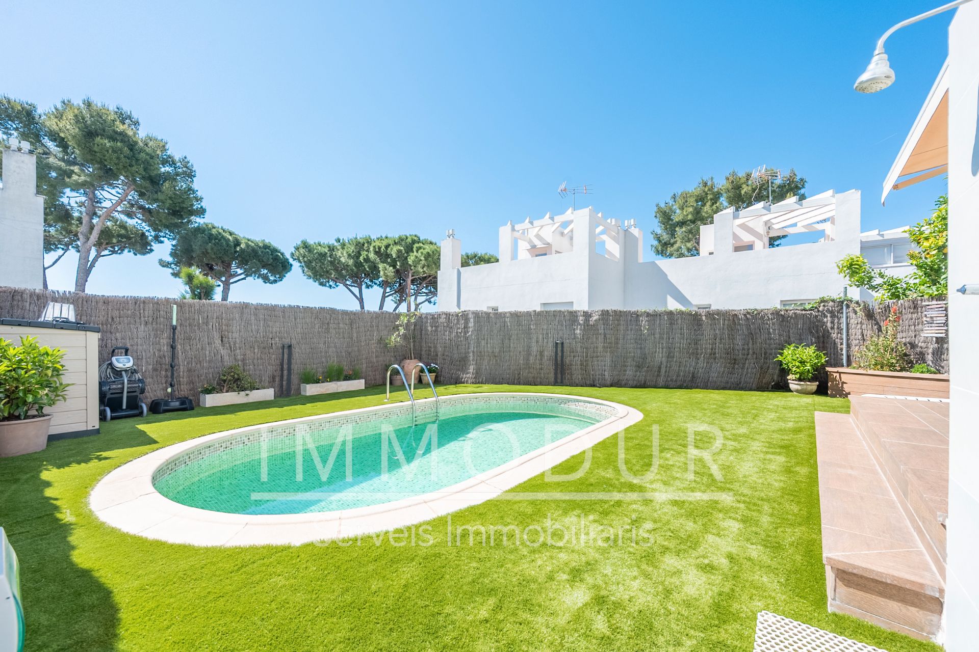 Piscina de Casa adosada en venda en Castelldefels amb Aire condicionat, Calefacció i Jardí privat