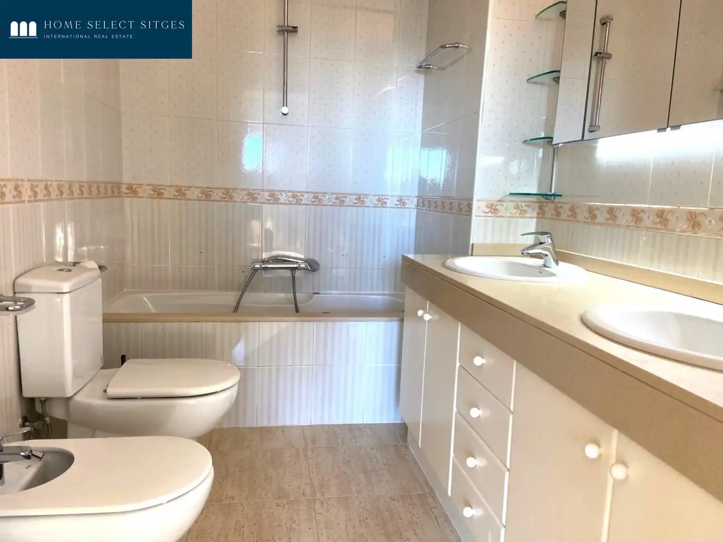 Badezimmer von Einfamilien-Reihenhaus zum Verkauf in Sitges mit Klimaanlage, Heizung und Parkett