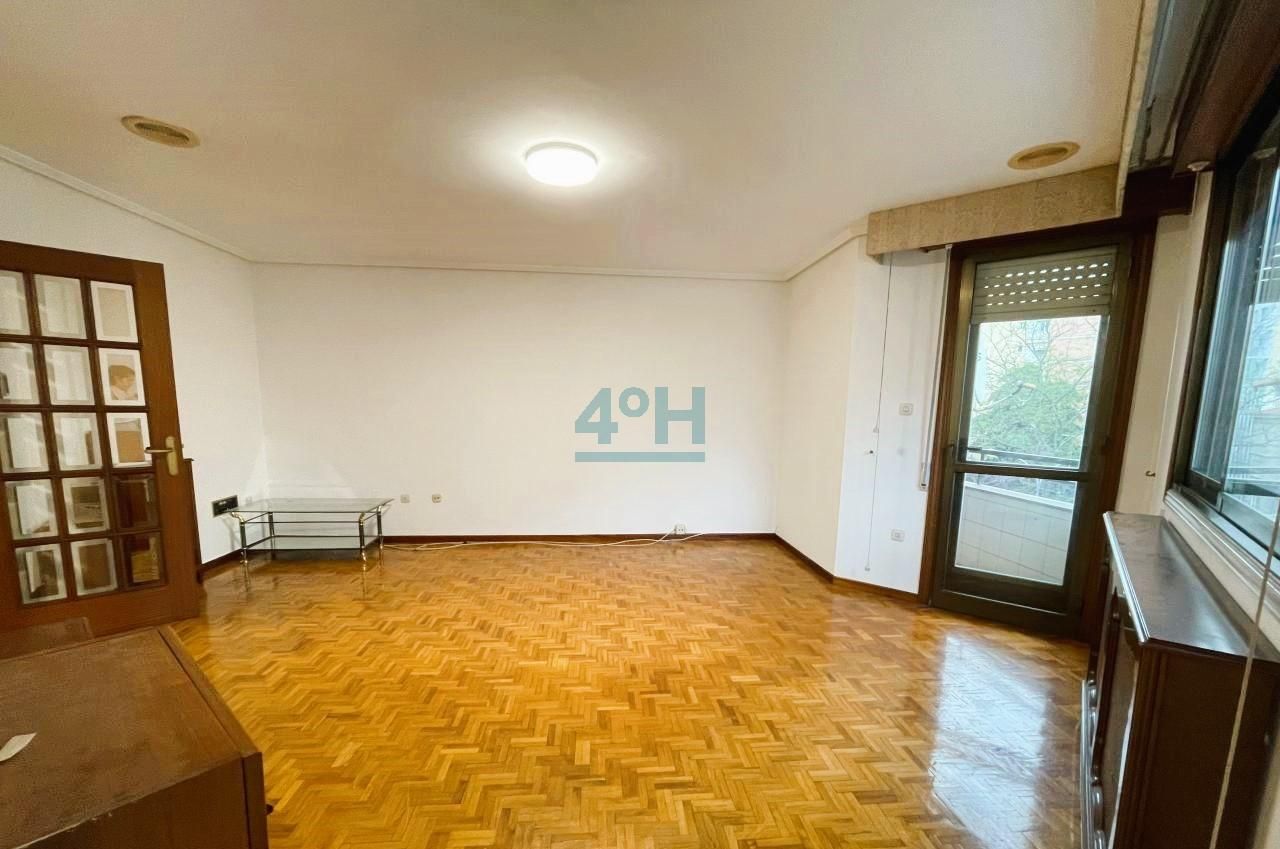 Sala d'estar de Pis en venda en Ourense Capital  amb Calefacció, Parquet i Balcó