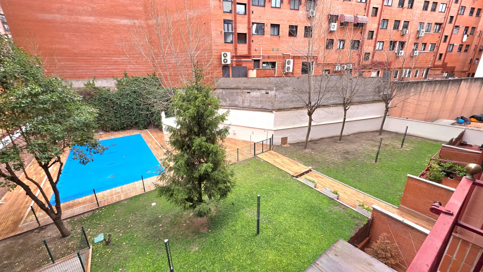 Swimming pool of Flat for sale in  Madrid Capital  with Air Conditioner, Heating and Parquet flooring