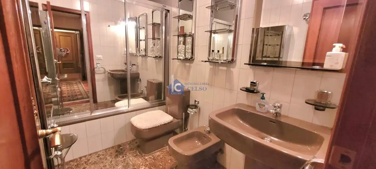 Baño de Piso en venta en Ourense Capital  con Calefacción y Amueblado
