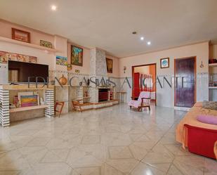 Sala d'estar de Casa o xalet en venda en El Campello amb Jardí privat, Terrassa i Traster
